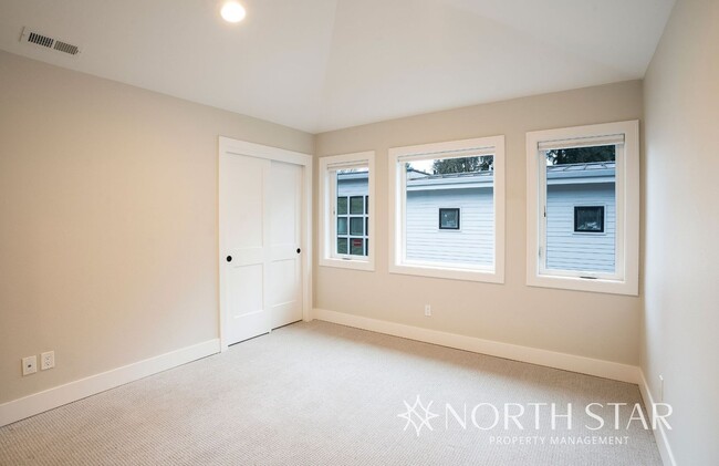 Building Photo - Newer Duplex in the Heart of Lake Oswego.