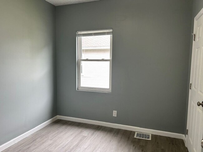 Building Photo - 425 Huffman Ave