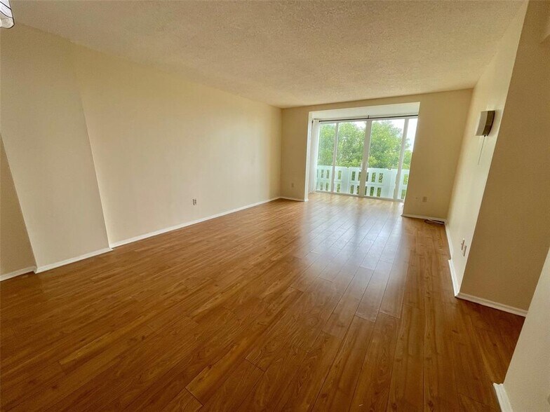Building Photo - 919 Hillcrest Dr