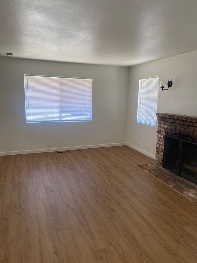 Building Photo - **Newly Remodeled and Updated 2 Bedroom/ 1...