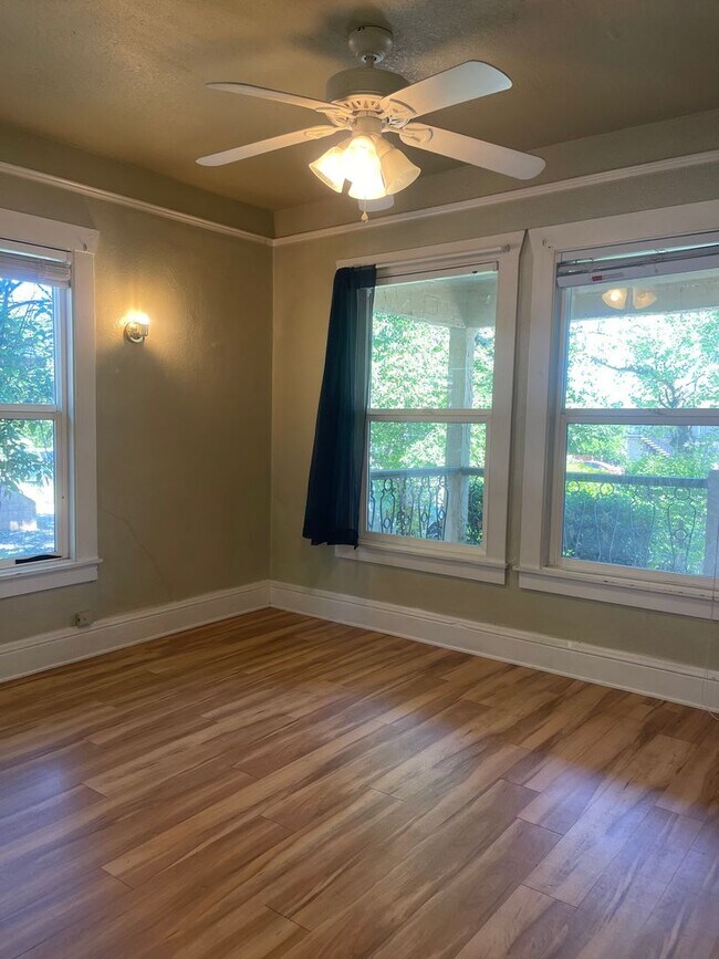 Building Photo - CHARMING 2 BED 1 BATH VICTORIAN HOME