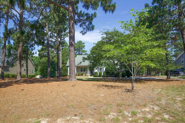Building Photo - "Spacious 3-Bedroom Retreat with 3200 Sq Ft of Comfort in Seven Lakes!"