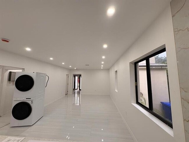 Building Photo - 1721 SW 12th St