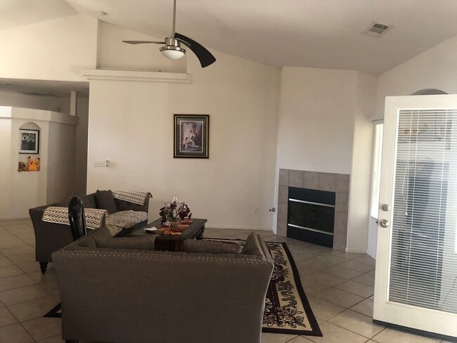 Building Photo - 2614 W Oakridge Ave