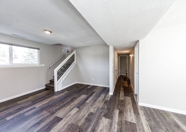 Building Photo - Charming 3 Bed Home Centrally located, Lar...