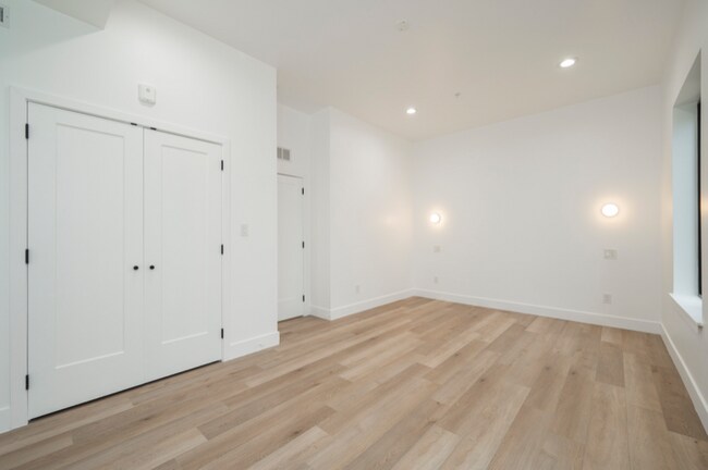 Building Photo - 4432 Lancaster Ave