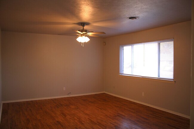 Building Photo - 4 BEDROOM HOUSE BY ELEMENTARY SCHOOL*