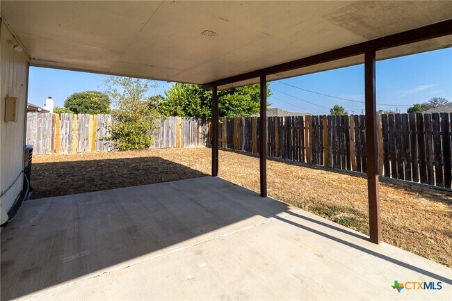 Building Photo - 2701 Woodlands Dr