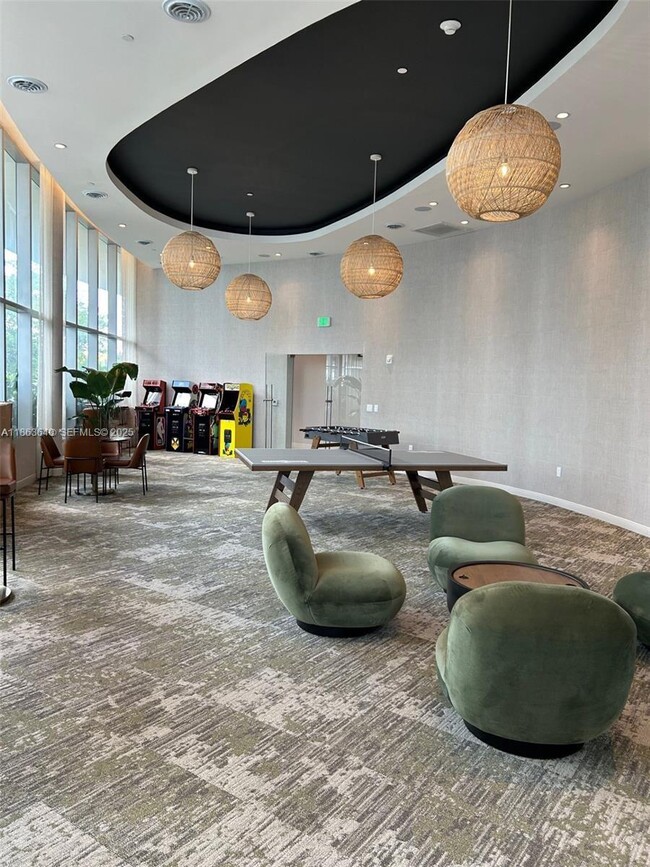 Building Photo - 700 NE 24th St