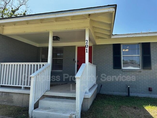 Building Photo - 201 Waters St