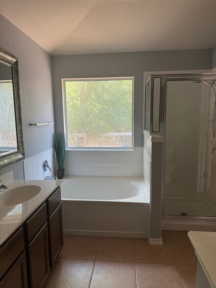 Primary En-suite soaker Tub/ Shower - 15327 English River Loop