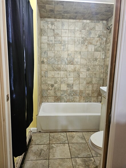 Full Bathroom - 50 Oriental St