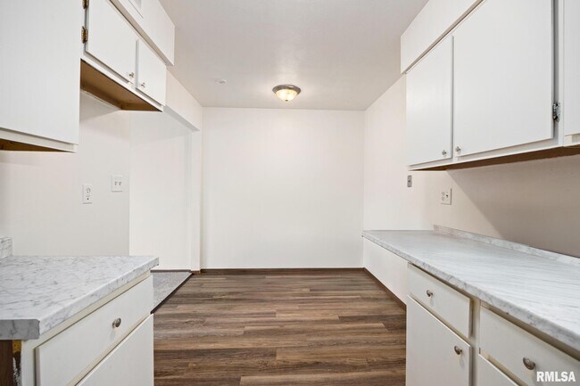 Building Photo - 1300 W Jeth Ct