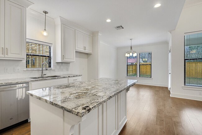 Building Photo - Beautiful 3 bedroom 2 bath home