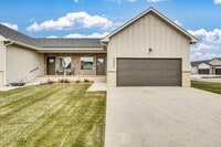 Building Photo - Chuck Floor Plan - Fox Creek