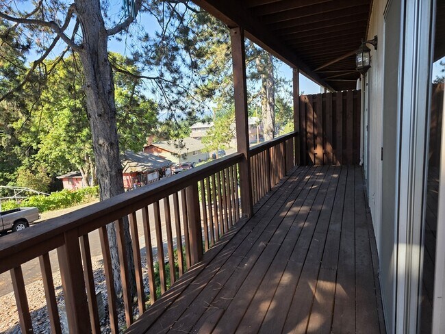 Building Photo - 2022 E 6th St