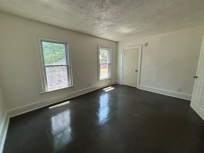 Building Photo - 218 Spencer St