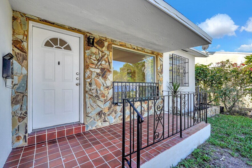 Building Photo - 135 NW 48th Ct