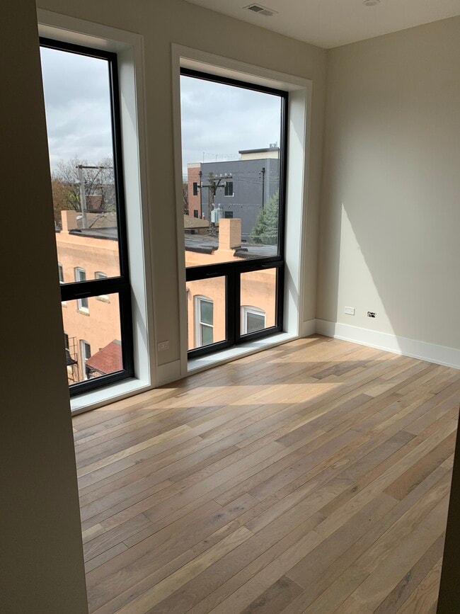 Bedroom (typical) - 1100 W Polk St