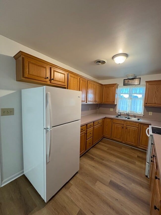 Building Photo - Single Level Half Duplex w/ Garage