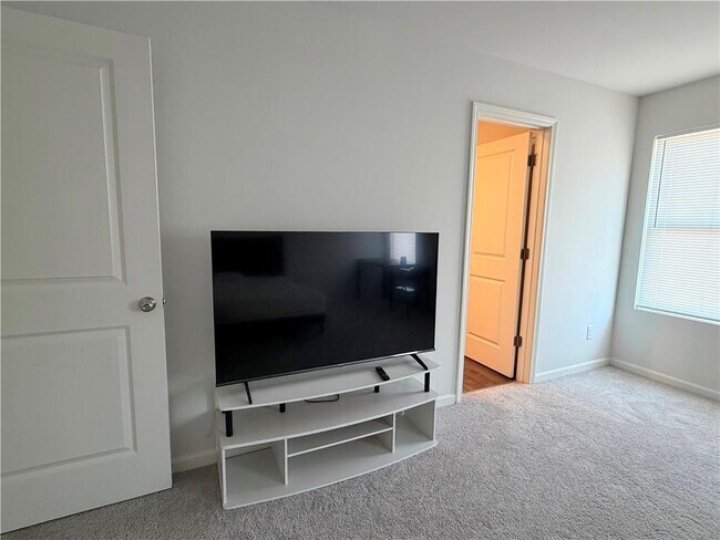 Building Photo - 620 Tudor St