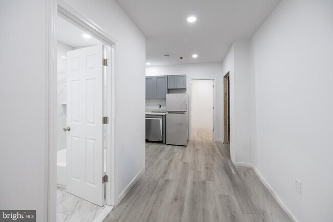 Building Photo - 948 Belmont Ave