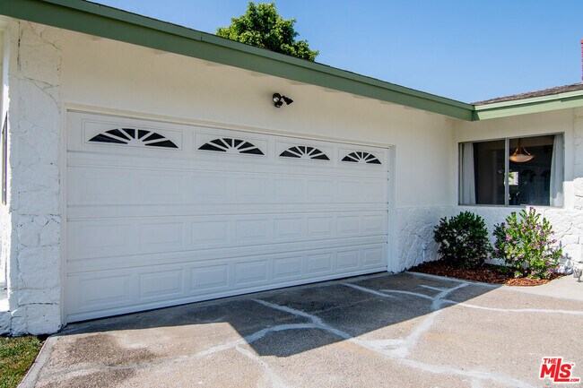 Building Photo - 6627 Lennox Ave