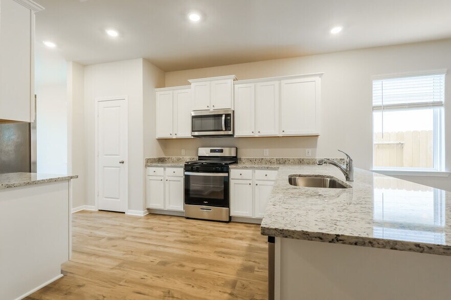 Building Photo - 16459 Hill Dr