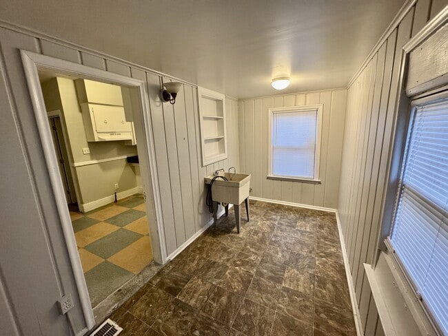 Building Photo - 14570 Lappin St