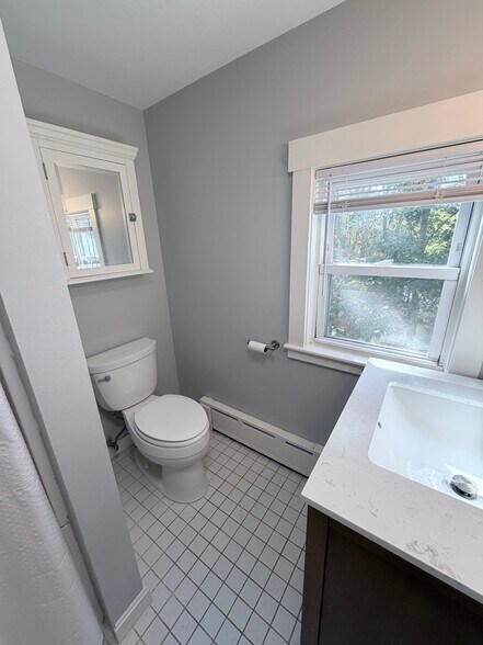 Bathroom - 221 Baldwin St