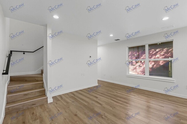 Building Photo - 2025 Grainger St