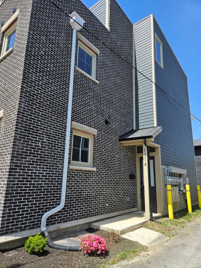 Building Photo - 1014 E Long St