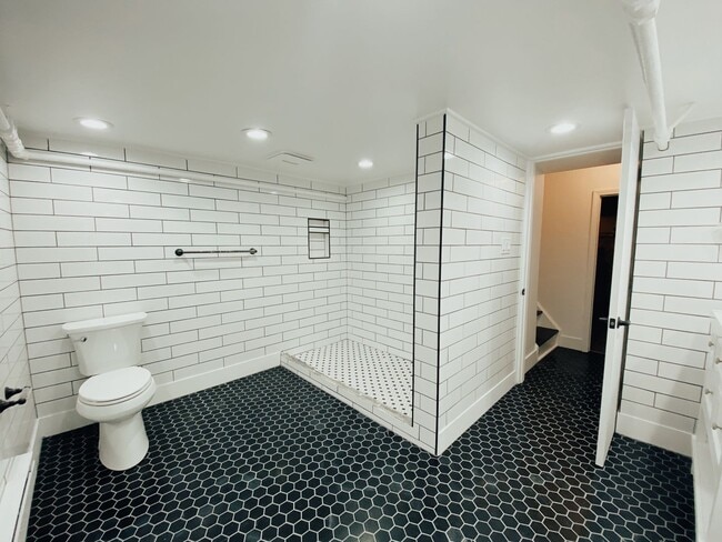 Building Photo - NEWLY RENOVATED 2 BEDROOM IN THE HEART OF BLOOMFIELD!