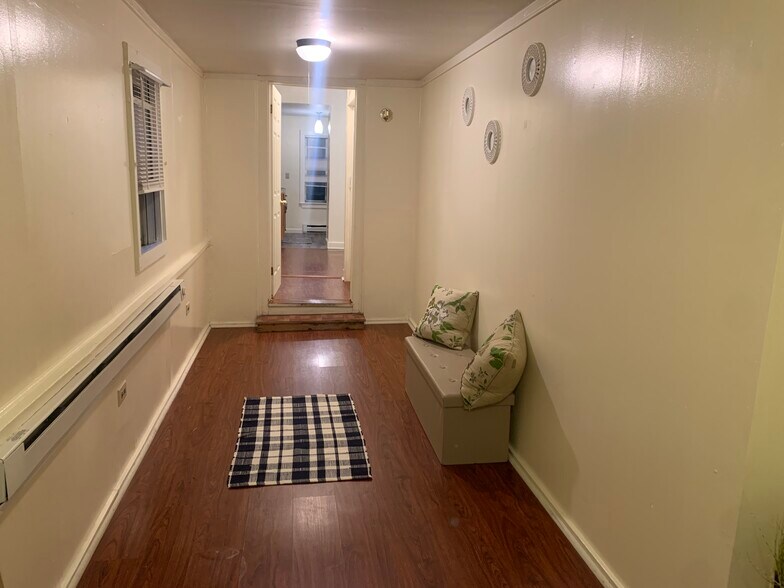 Building Photo - 252 Putnam Ave