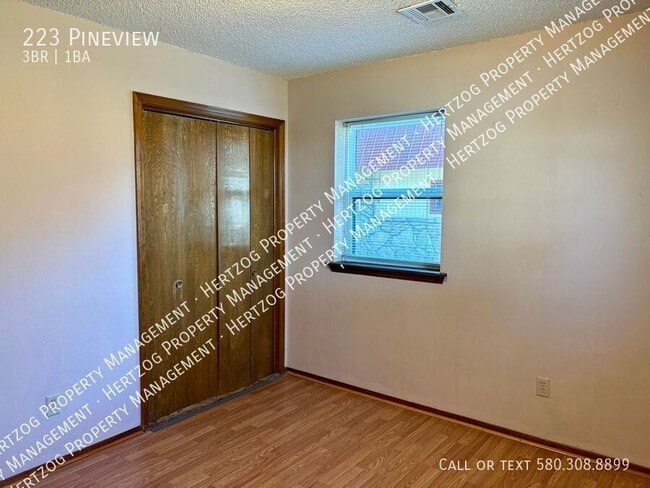 Building Photo - 223 Pineview-