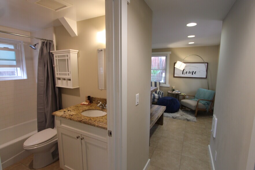 Building Photo - 806 Bayview Dr