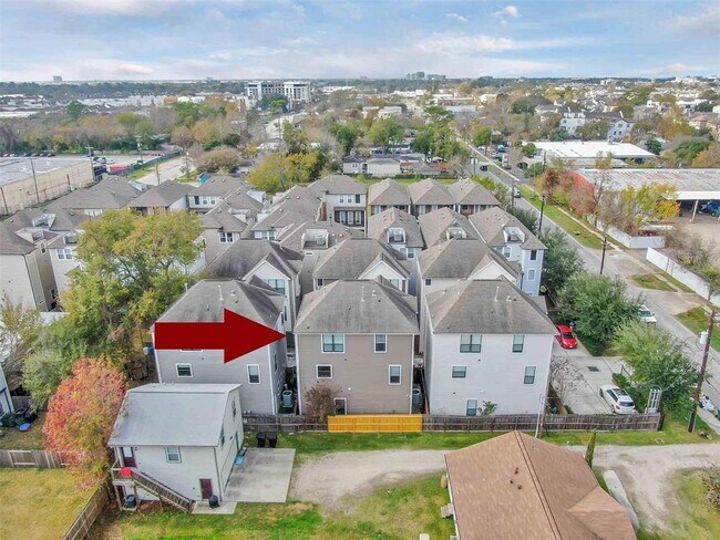 Building Photo - 910 W 20th St