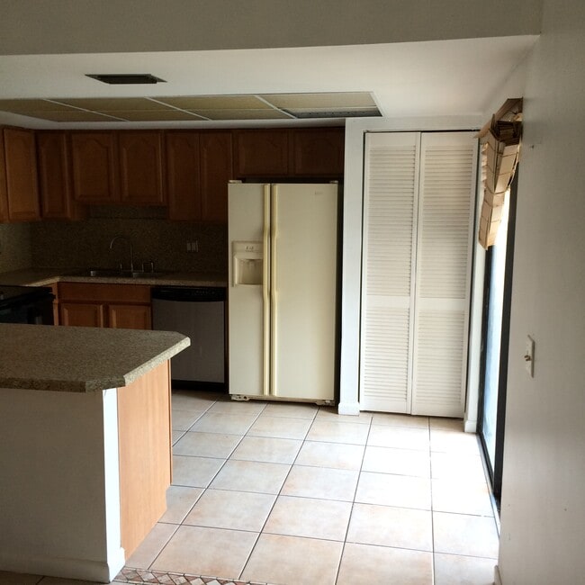 Building Photo - 1622 Shaker Cir