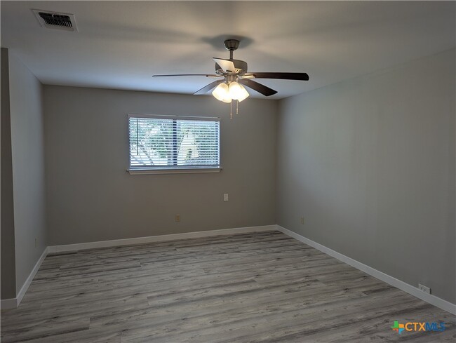 Building Photo - 744 Hill Top Dr