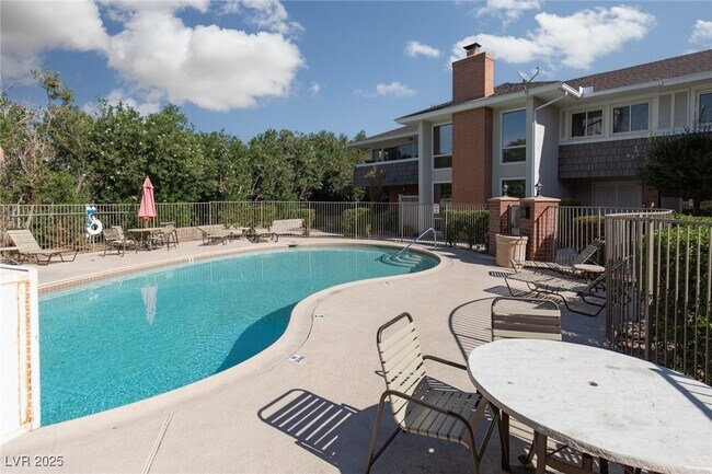 Building Photo - 753 Oakmont Ave