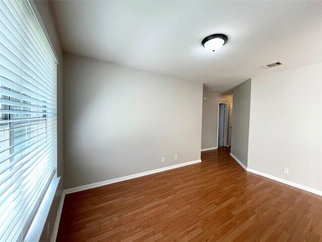 Building Photo - 209 N Kings Canyon Dr
