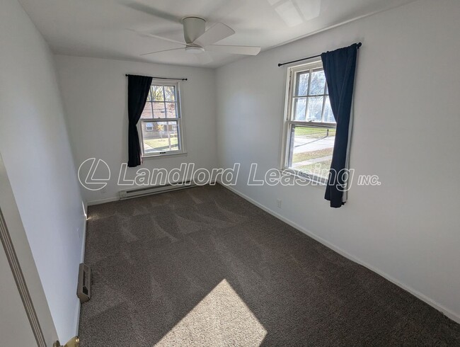 Building Photo - Cozy Upstairs Duplex with Balcony and Updates