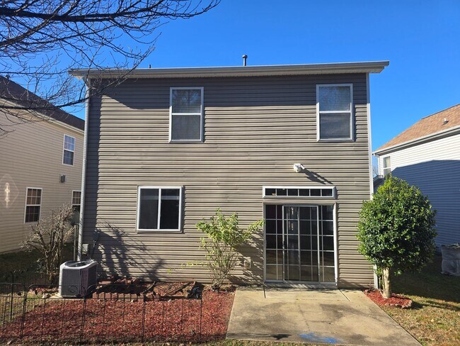 Building Photo - Beautiful 3 Bed 3 Bath Home in Amberly – Prime Triangle Location!