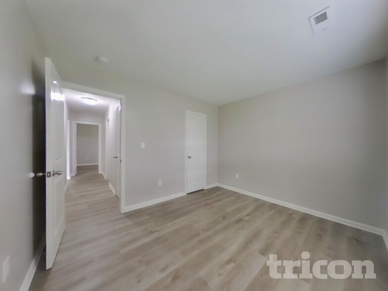 Building Photo - 11491 N Creekside Dr