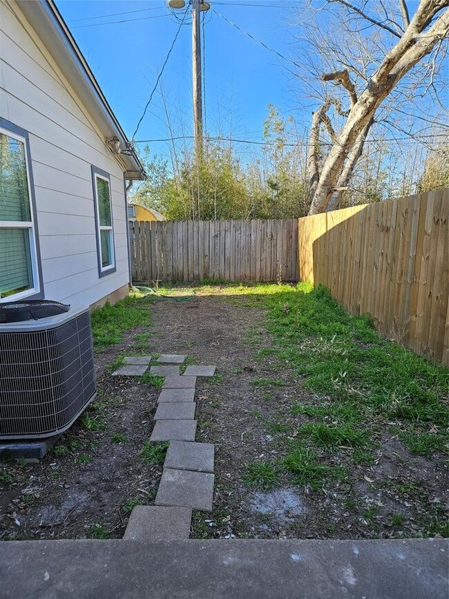 Building Photo - 2209 Singletree Ave