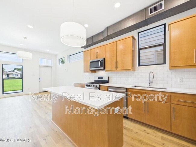 Building Photo - 1120S Washington Street - Unit 201