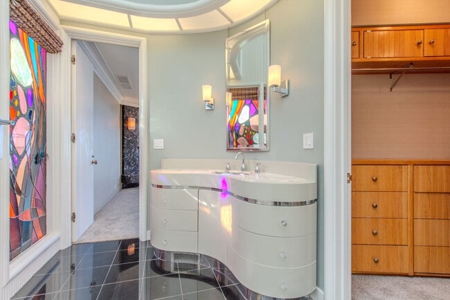 Building Photo - Extraordinary 5-Bed / 5-Bath Oceanfront Pr...