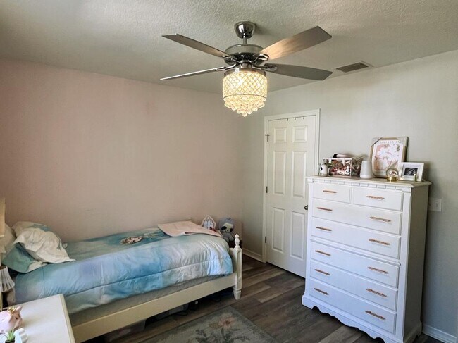 Building Photo - 33 Wheeling Ln