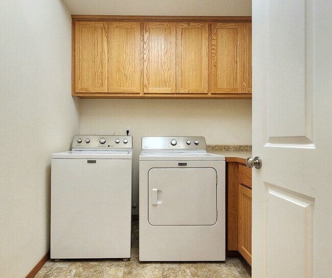 Building Photo - Home in Everett 3 Beds 2.5 bath - Pet Frie...