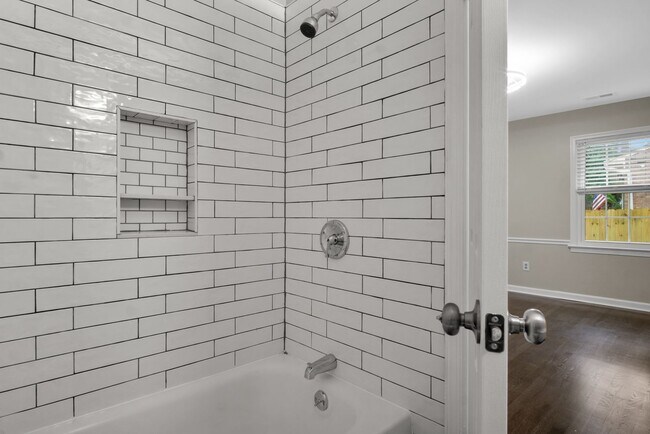Building Photo - 117 Queen Mary Ct